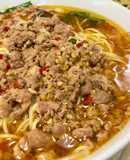 Noodles picantes com carne picada