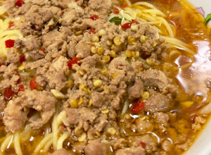 Foto de Noodles picantes com carne picada
