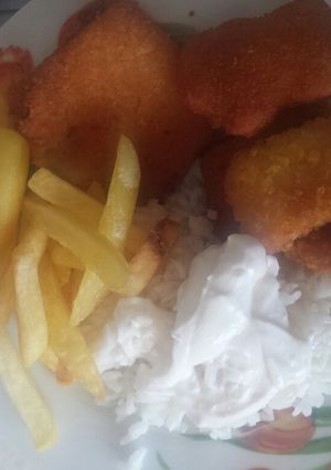 Rizs szalmakrupli rántott sajt, csibefalatkák és tartármártás recept fotója
