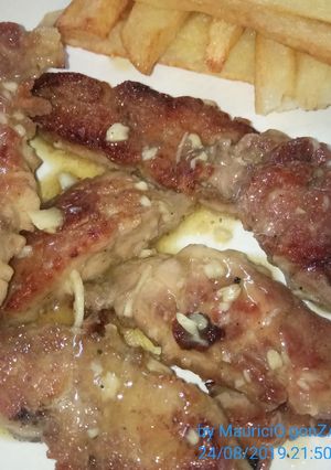 Una foto de Huevos de ternero (criadillas) al ajillo