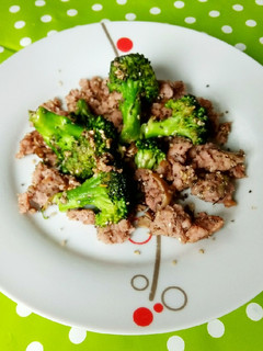 Una foto de Carne picada con brócoli