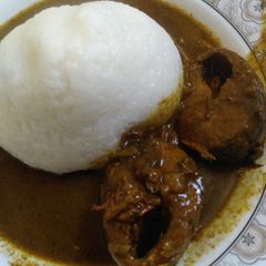 A picture of Miyar kuka da tuwon shinkafa mai kifi.