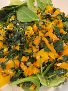Una foto de 🥗 ENSALADA MARINADA DE PIMIENTOS, ALBAHACA🥬🤤🫑