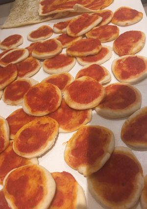 Una foto de Pizza o pizzetitas de tomate o de cebolla