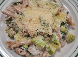 Una foto de Pasta corta con salsa de yogurt