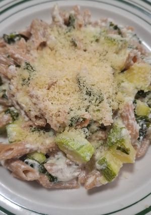 Una foto de Pasta corta con salsa de yogurt