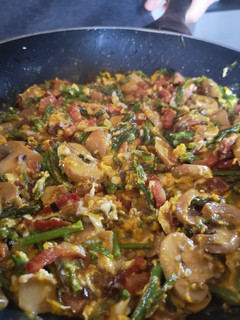 Una foto de Revuelto de espárragos trigueros, champiñones, bacon y chorizo