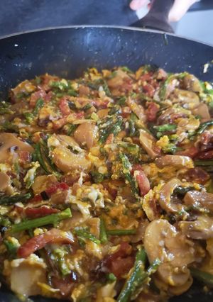 Una foto de Revuelto de espárragos trigueros, champiñones, bacon y chorizo