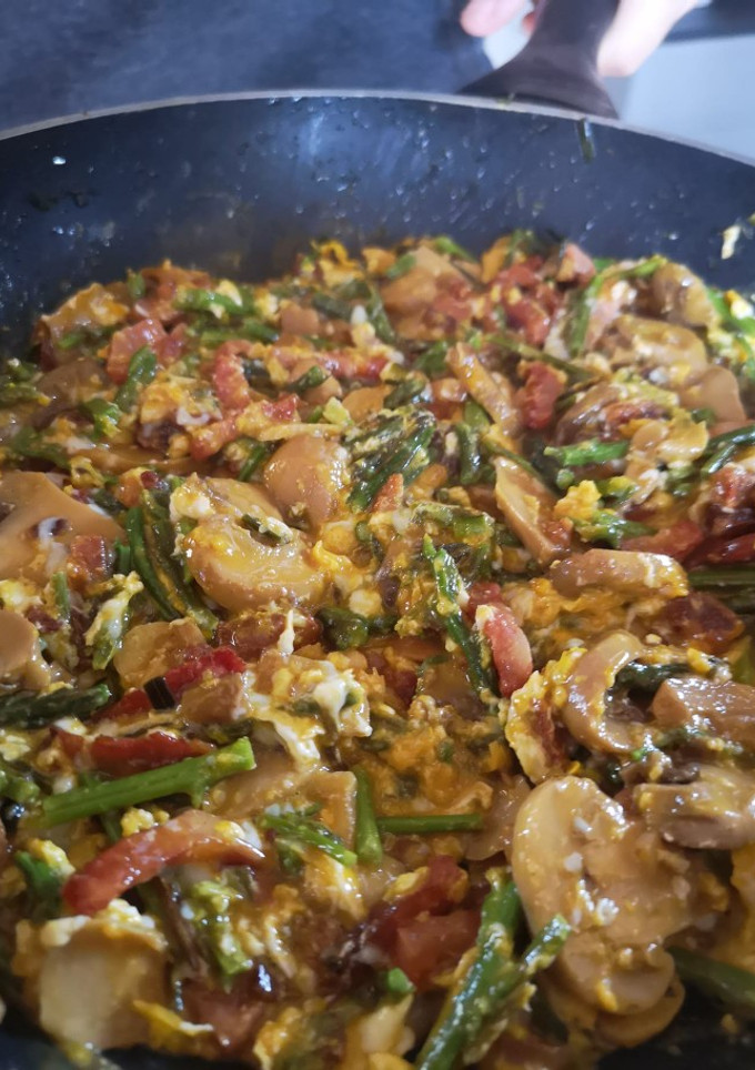 Una foto de Revuelto de espárragos trigueros, champiñones, bacon y chorizo