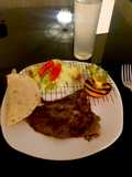 Placeres en el Plato: Carne de Res, Ensalada de Durazno y Quesadillas de Frijoles" 🍖🍑🧀