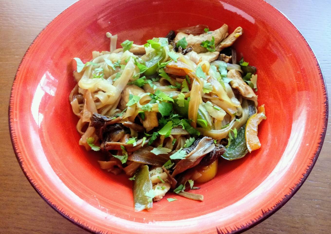 Noodles de arroz con setas lengua de vaca y angulas de monte