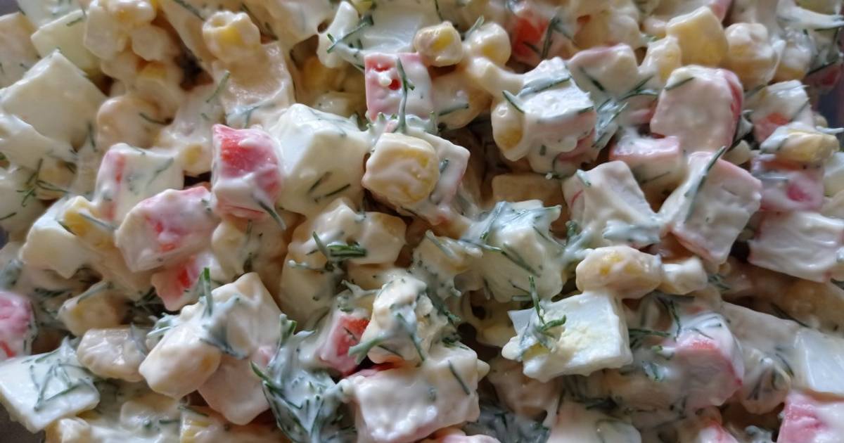 Просто и необычно: салат с крабовыми палочками, яичными блинчиками и плавленым сыром