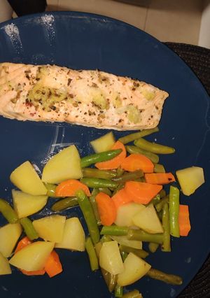 Una foto de Salmón al vapor con verduritas en thermomix