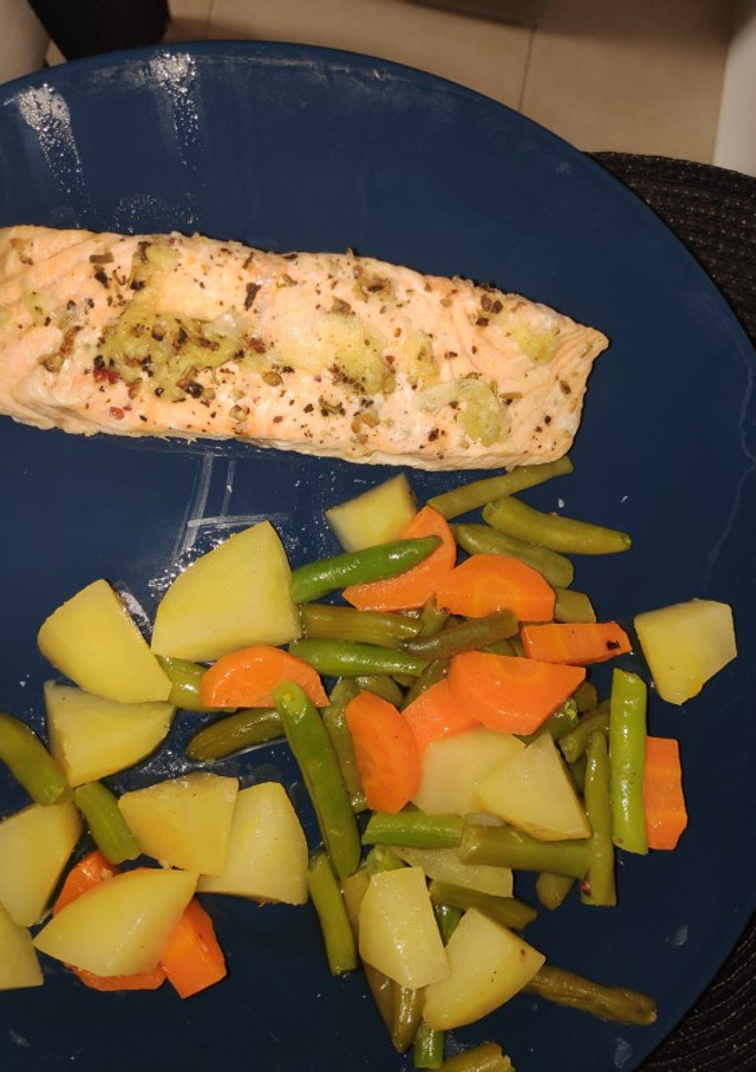 Una foto de Salmón al vapor con verduritas en thermomix