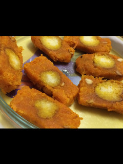 கேரட் ஜாமூன் பர்பி (Carrot Jamun Barfi Recipe in Tamil) செய்முறை முக்கிய புகைப்படம்