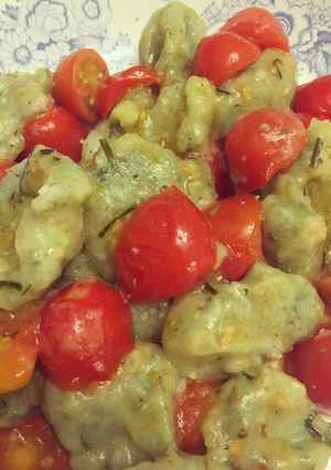 Una foto de Ñoquis verdes con tomatitos! 🍅
