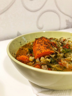 Фото Очень вкусный борщ на курином бульоне с капустой и морковью.