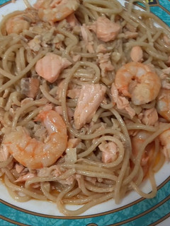 Una foto de Pasta con salmón y gambas: