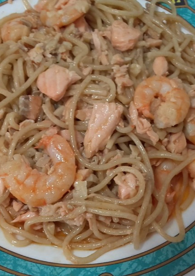 Una foto de Pasta con salmón y gambas: