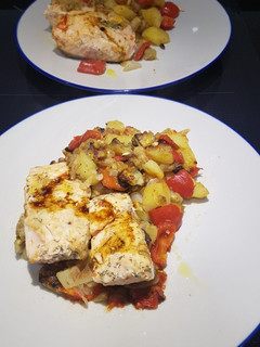 Una foto de Salmón sobre verduras asadas