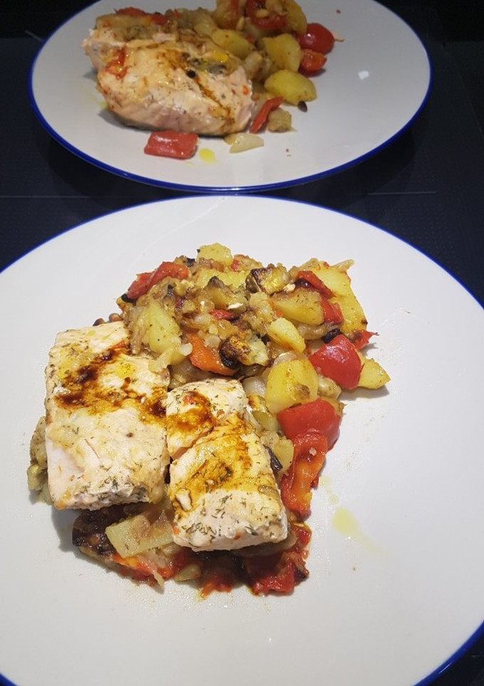 Una foto de Salmón sobre verduras asadas