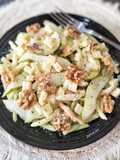 Ensalada de pasta con pera, emmental y nueces