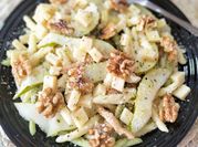 Una foto de ensalada de pasta con nueces