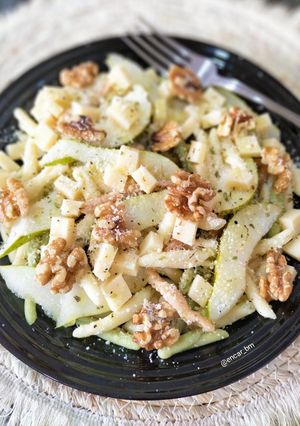 Una foto de Ensalada de pasta con pera, emmental y nueces