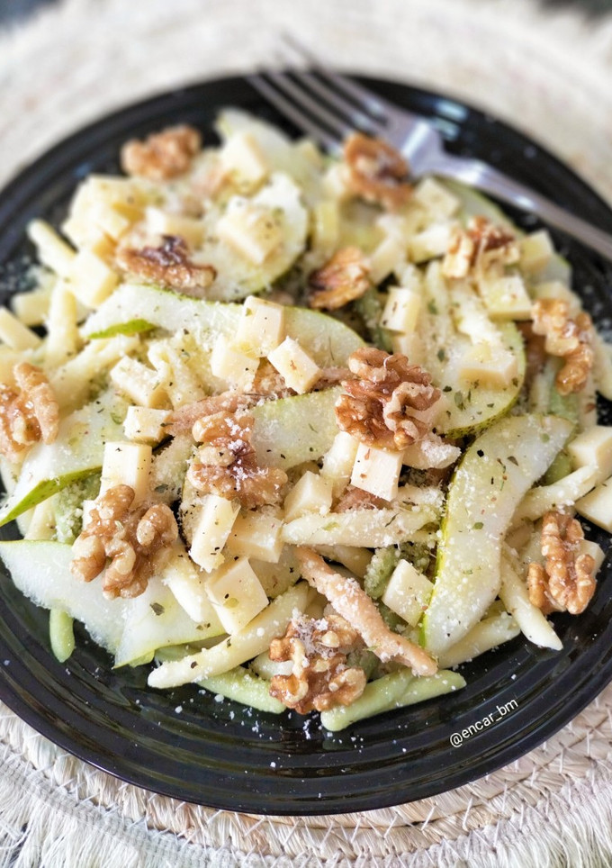 Una foto de Ensalada de pasta con pera, emmental y nueces