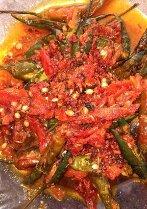A picture of Fried chillies.