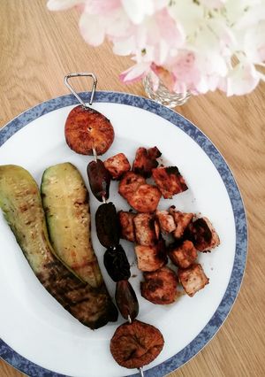 Une photo de Porc mariné à la plancha et brochettes de fruits secs