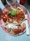 Pollo a la plancha con camote, salsa natural de tomate