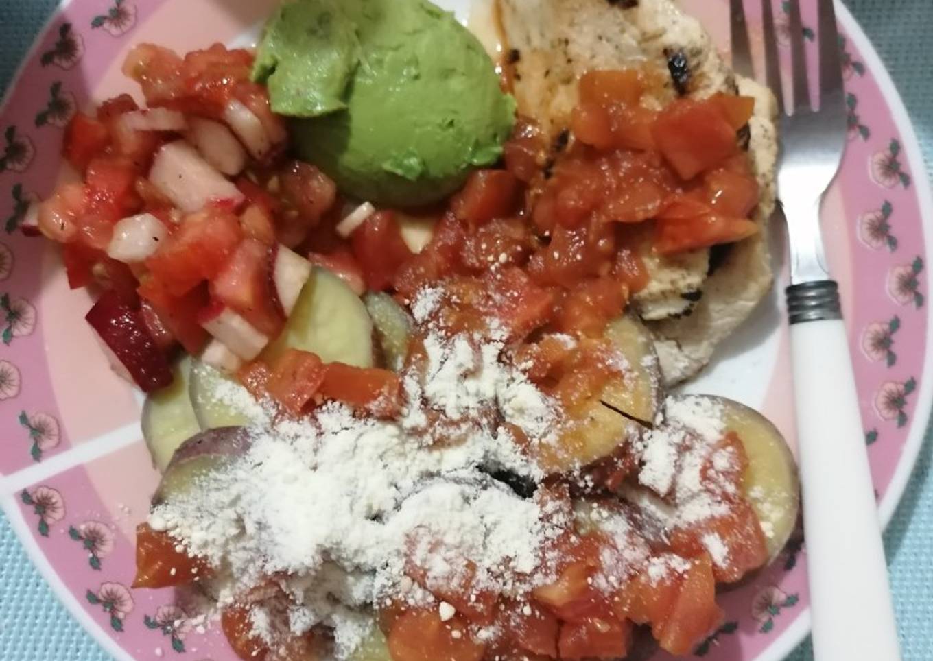 Pollo a la plancha con camote, salsa natural de tomate