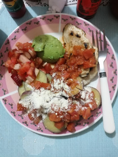 Una foto de Pollo a la plancha con camote, salsa natural de tomate