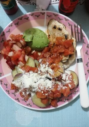 Una foto de Pollo a la plancha con camote, salsa natural de tomate