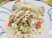 Una foto de tortillas de trigo con atun