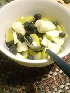Una foto de Ensalada de peras y arándanos