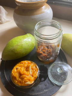 कच्चे आम का खट्टा मीठा आचार (kacche aam ka khatta meetha achar recipe in Hindi) रेसिपी मुख्य फोटो