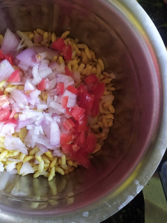 பொறி சாலட்(pori salad recipe in tamil) செய்முறை முக்கிய புகைப்படம்