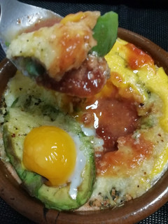 Una foto de "Cazuelita" de aguacate y huevo