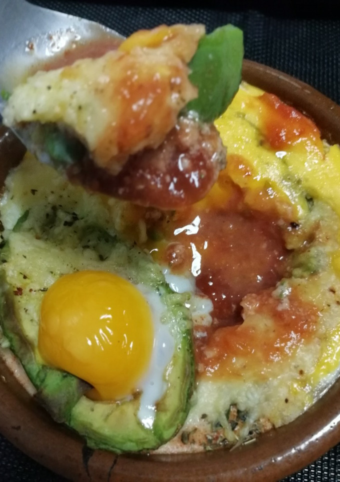 Una foto de "Cazuelita" de aguacate y huevo