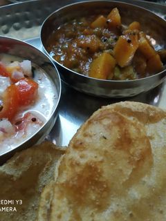 भंडारे वाली आलू की सब्जी और पुरी रेसिपी मुख्य फोटो