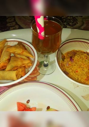 Indomie, spring rolls and samosa, fruit and special drink ainihin hoton girkin