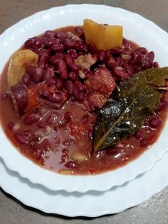 Una foto de Judías rojas tipo Tolosa con alitas
