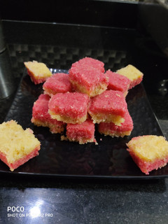 नारियल की बर्फी (nariyal ki barfi recipe in Hindi) रेसिपी मुख्य फोटो