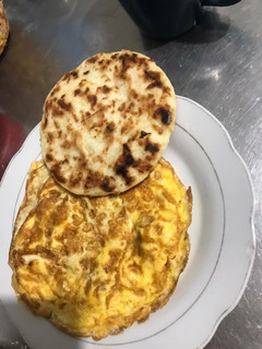 Una foto de Desayuno huevos con cábanos