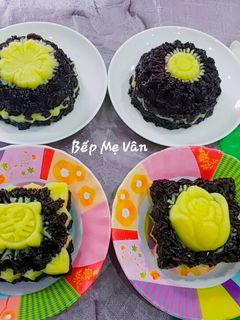 Hình của món Xôi nếp cẩm đậu xanh ép khuôn.