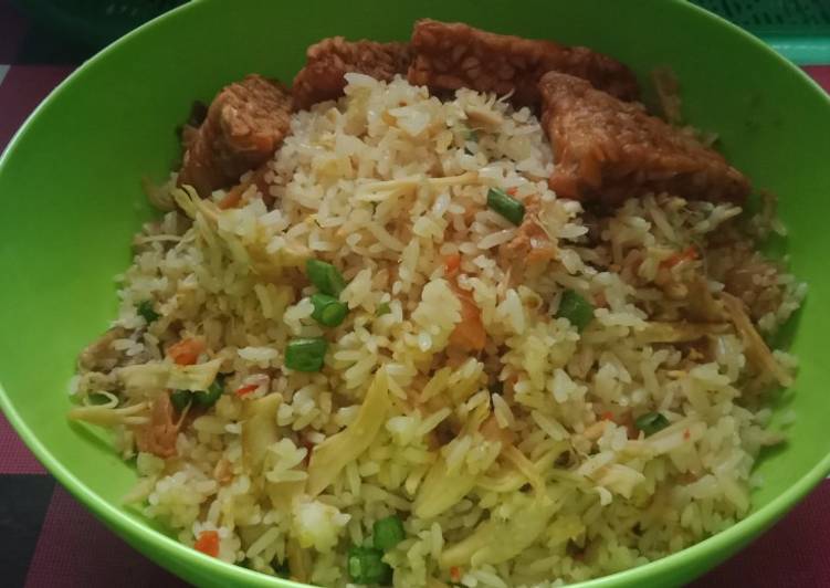 Bagaimana Menyiapkan Nasi goreng ayam suir simple Lezat