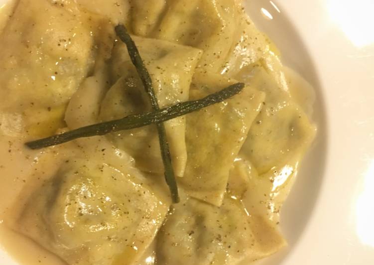 Ravioli agli asparagi con crema