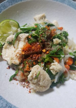 รูปของ ก๋วยเตี๋ยวไก่เส้นบุกผักหวาน🍜